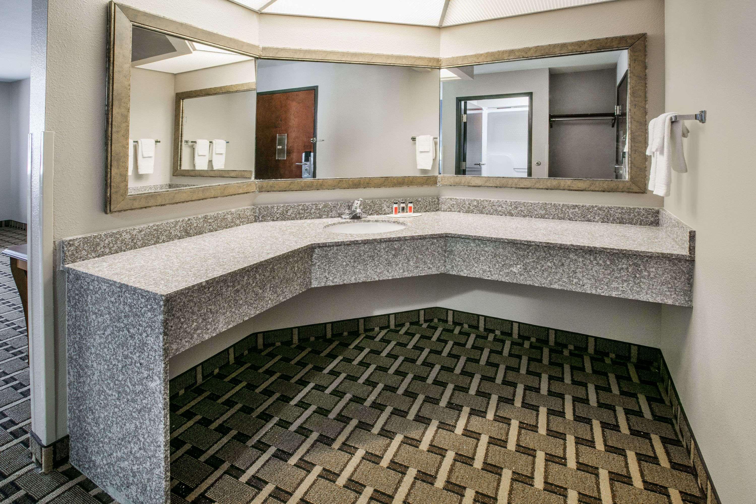Baymont By Wyndham Lawton Hotel Exterior foto