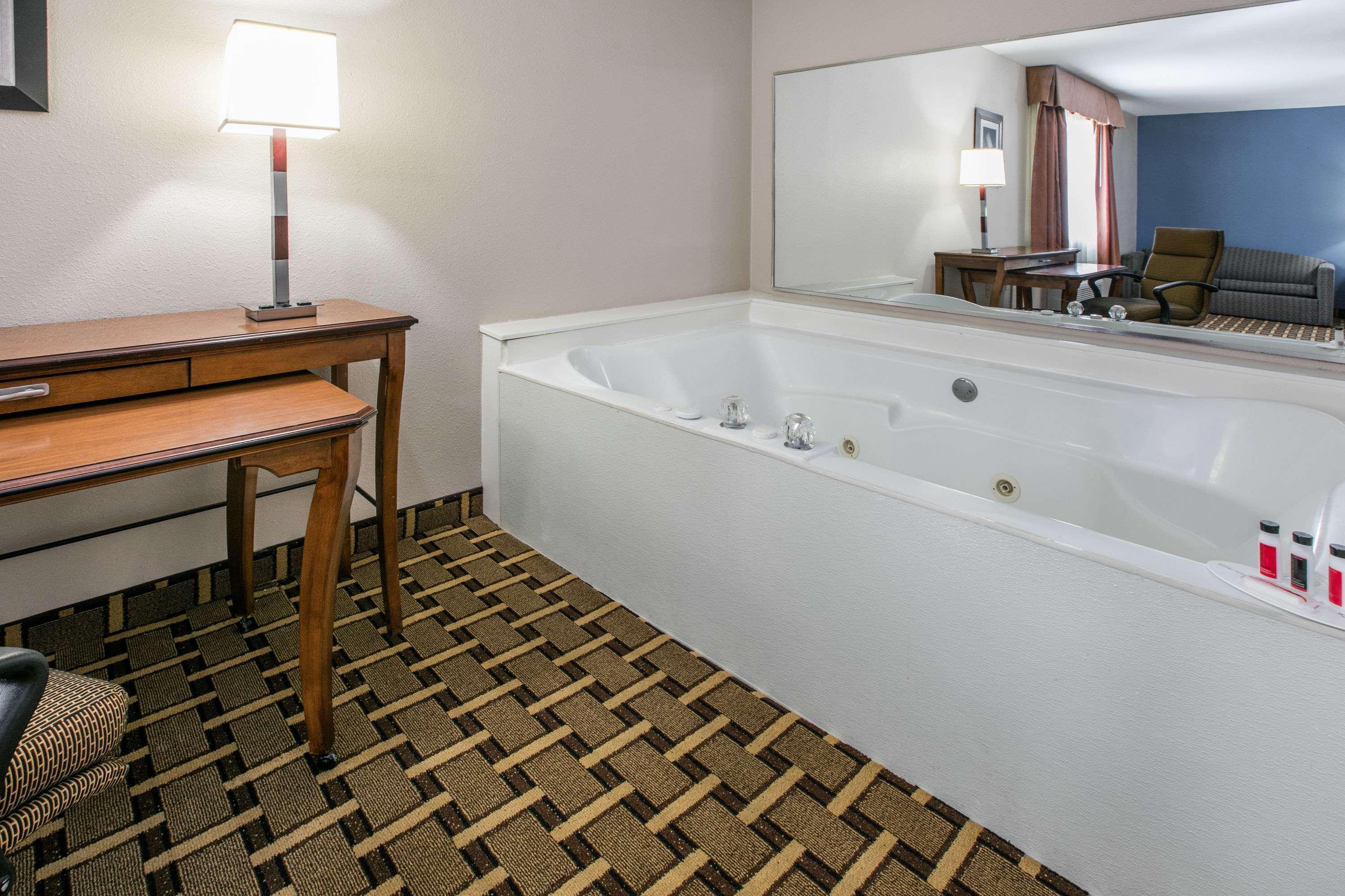Baymont By Wyndham Lawton Hotel Exterior foto